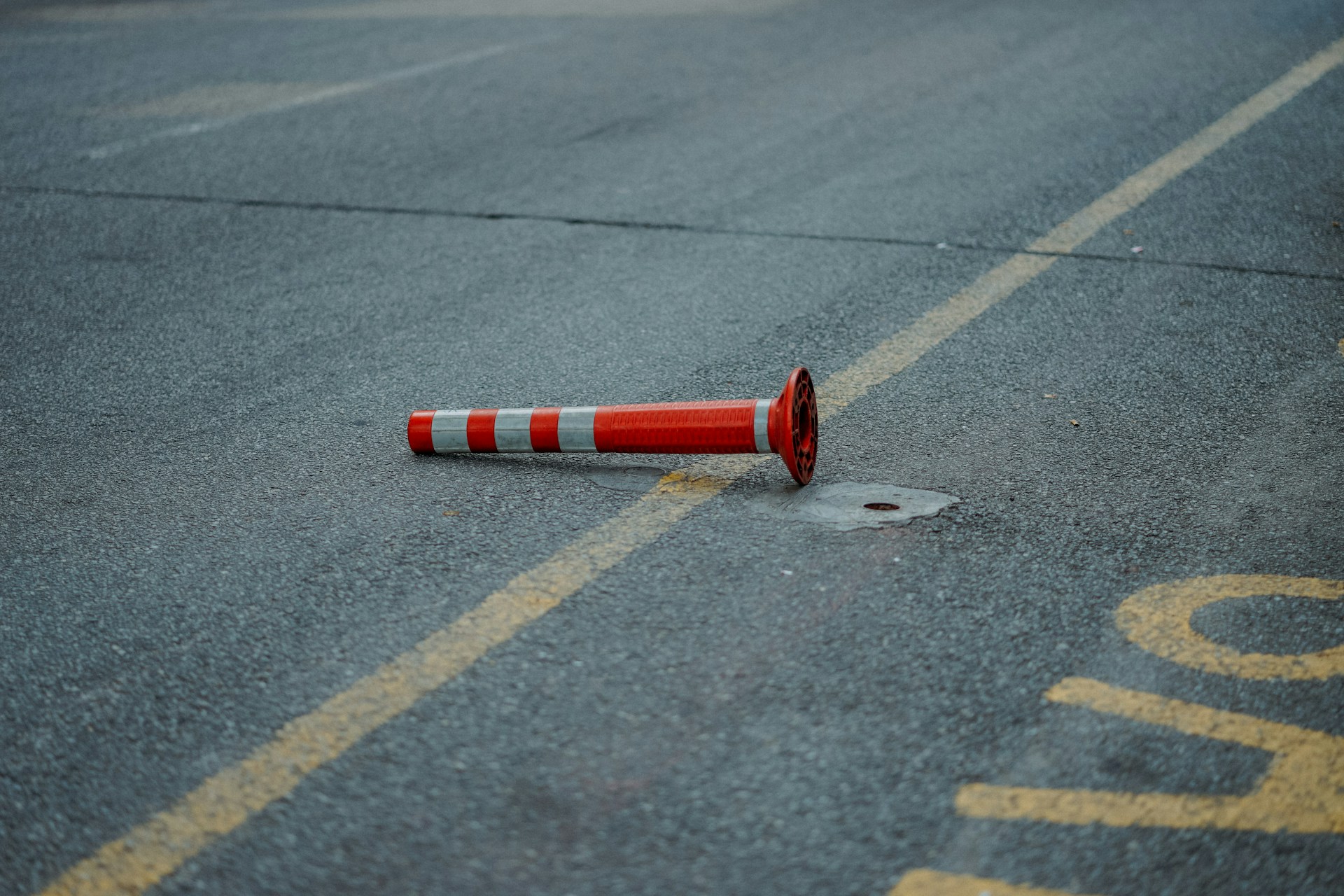 Uma estrada sinuosa com bifurcações, simbolizando as escolhas e incertezas da vida